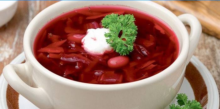 Borsch med bønner og creme fraiche på en tallerken