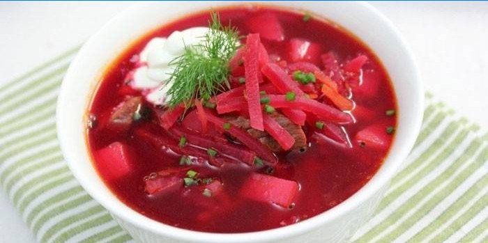 Borsch på oksekød bouillon med creme fraiche