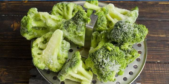Frosne broccoli blomsterstand inden tilberedning