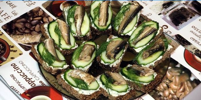 Sandwich med brisling og frisk agurk