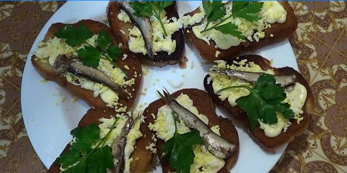 Brisling på sort brød med hvidløg