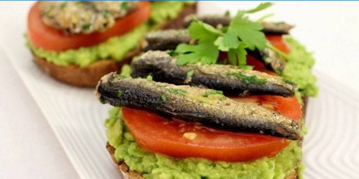 Fiskesandwiches med tomater