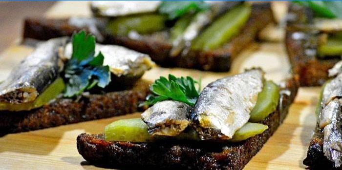 Sandwiches med fisk på krutonger