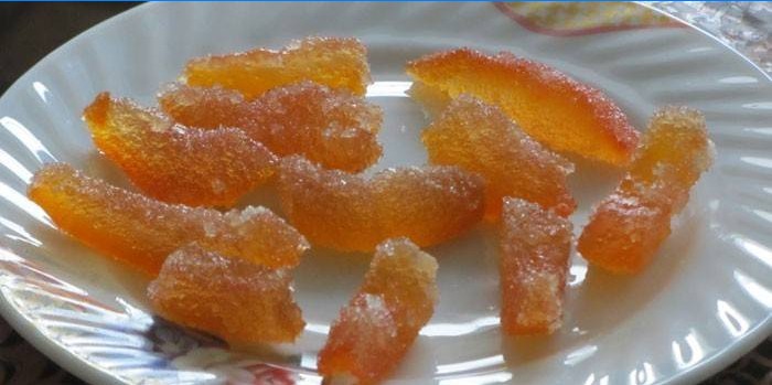 Kandiseret orange på en tallerken