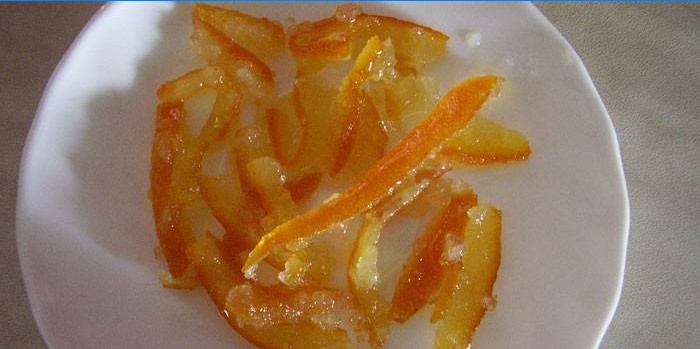 Kandiserede orange skind på en tallerken