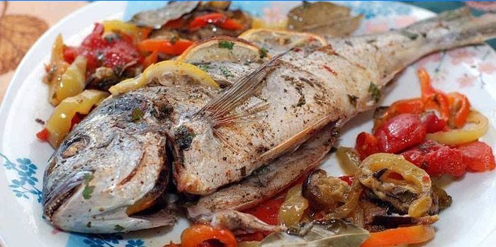 Klar dorado fisk med grøntsager