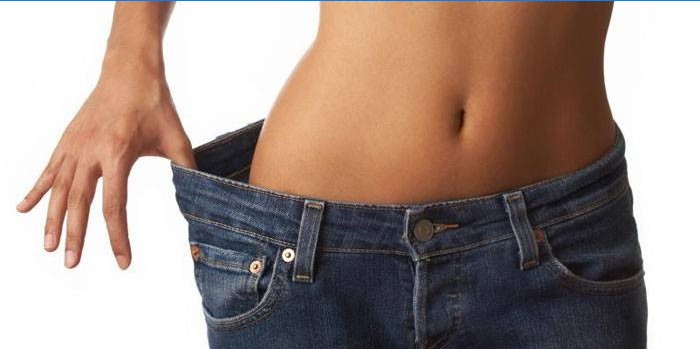 Pige i store jeans