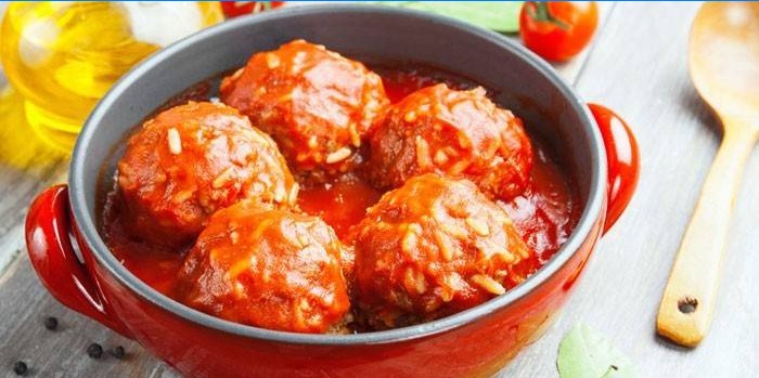 Hakkede pindsvin med ris og tomatsauce i en gryde