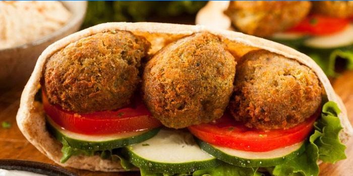 Falafels i pita med grøntsager og sauce