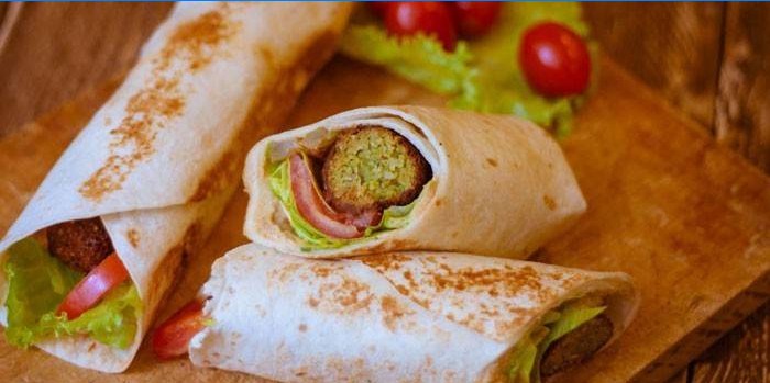 Falafels i pitabrød med grøntsager og salat