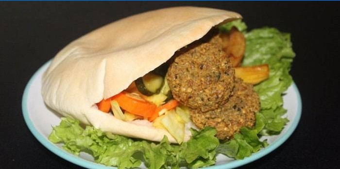 Pita med salat og falafels