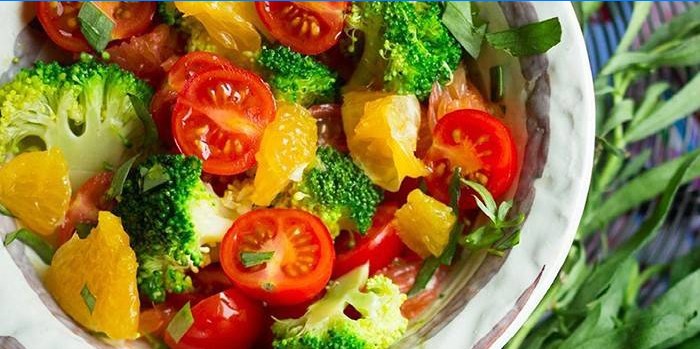 Salat med appelsiner og broccoli