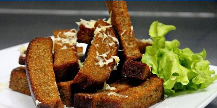 Stegt croutons i olie med hvidløg