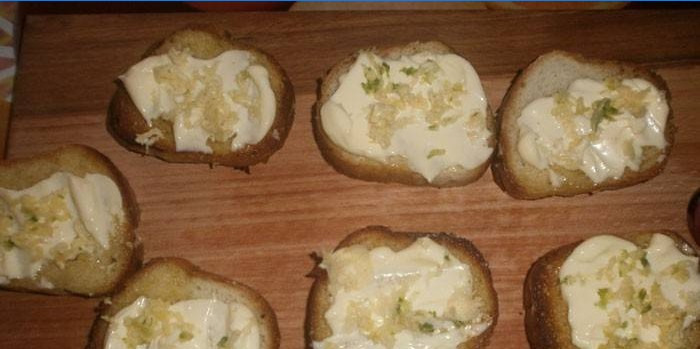 Klar croutons med mayonnaise og hvidløg på en skærebræt