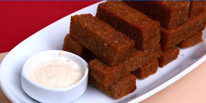 Hvidløgskrotonger fra Borodino-brød til øl med sauce