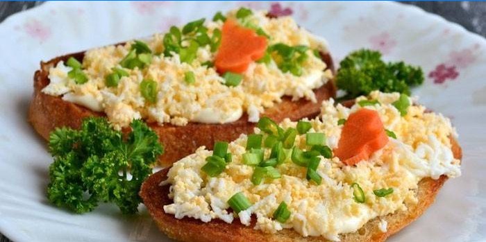 Stegt croutons med kogt æg og hvidløg