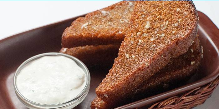 Hvidløg rugbrødkrutonger med sauce
