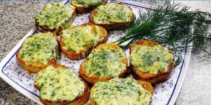 Grillet hvidt brødkrutonger med flødeost, dild og hvidløg