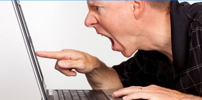 En mand skrig på en computer