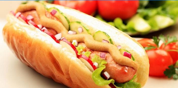 Hotdog med sennep og grøntsager