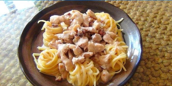 Pasta med kalkunkød i en cremet sauce
