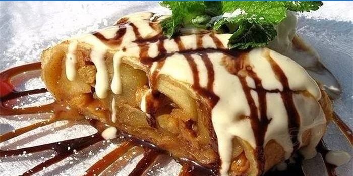 En skive æblestrudel på en tallerken