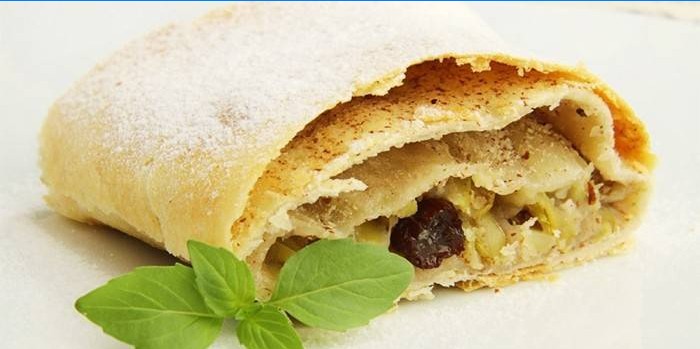 Fyldt dejstrudel fyldt med æbler og rosiner