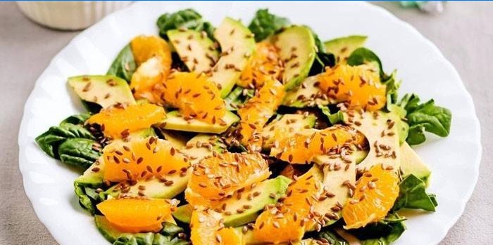 Salat af appelsiner og avocado på en tallerken
