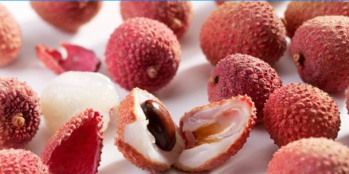 Litchi-frugt på bordet