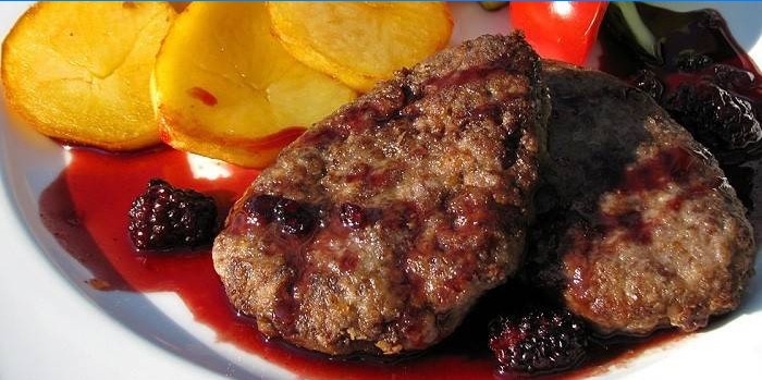 Bagt elgkager med bærsauce