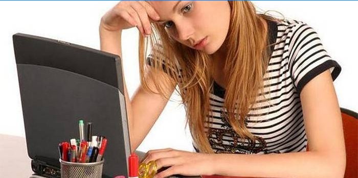 Pige ved den bærbare computer
