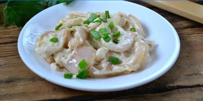 Stegt blæksprutter med løg og creme fraiche