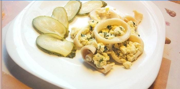 Salat af blæksprutterørringer og stegt løg