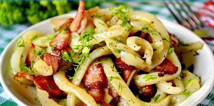 Stegt blæksprutte salat med hvidløg og bacon