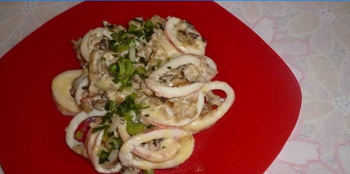 Stegte blæksprutter med løg og champignons