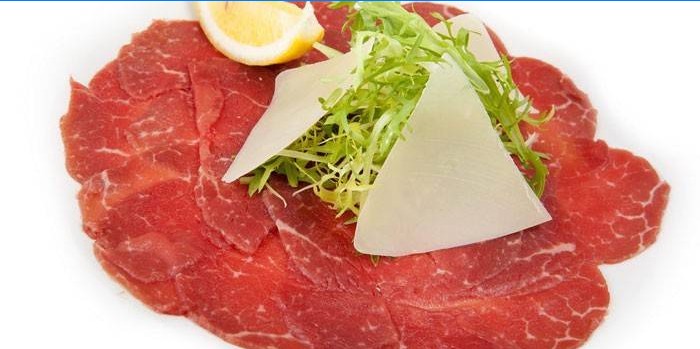 Klar oksecarpaccio med parmesan og salat