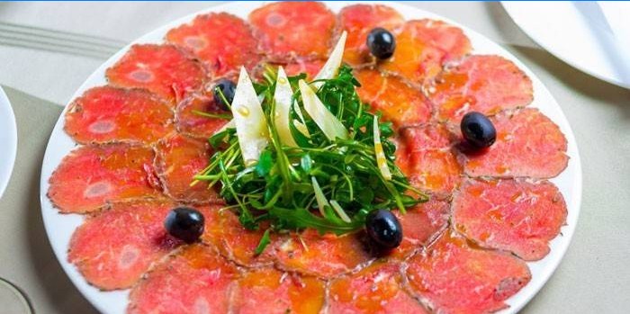 Fad med kalvekød carpaccio, parmesan og ruccola