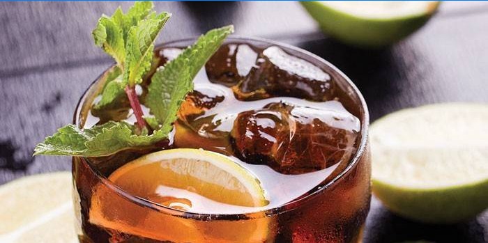 Bocardi-rom-cocktail med Coca-Cola