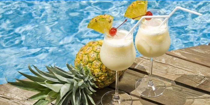 To briller med en Pina Colada-cocktail