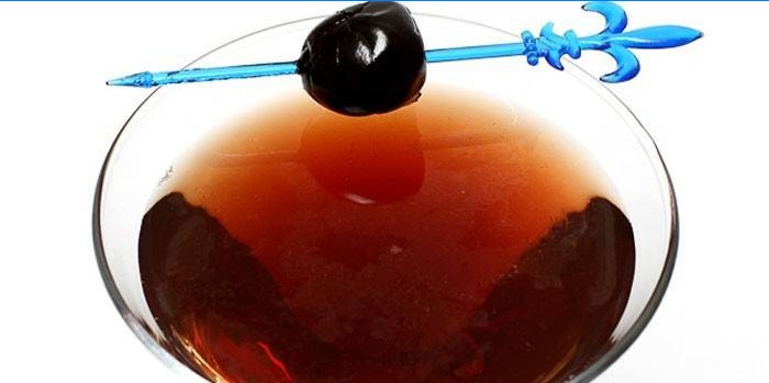 Cocktail med sort kirsebærrom