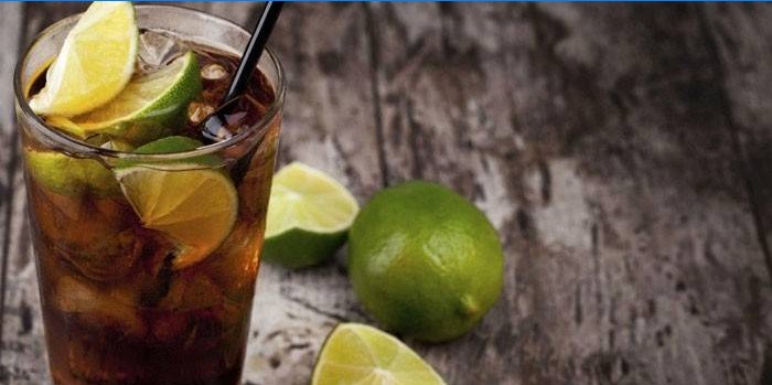 Cuba libre-cocktail i et glas med kalk