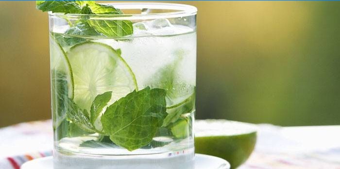 Mojito-cocktail i et glas med kalk og mynte