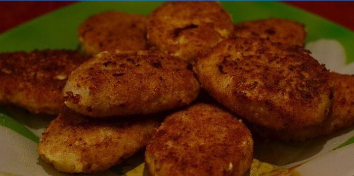 Stegte fiskekager på en tallerken