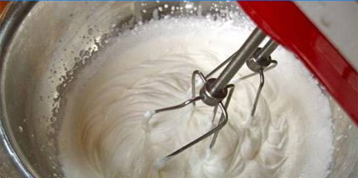 Processen med at piske fløde og creme creme fraiche