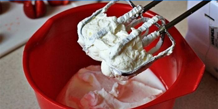 Pisket fløde i en skål og mixer