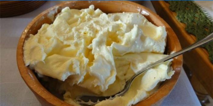 Klar smørcreme i en skål