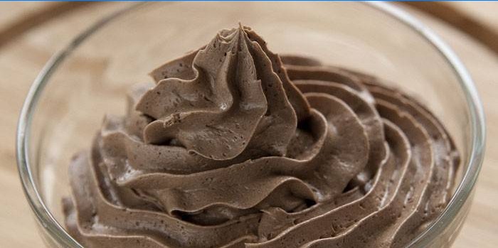 Charlotte chokolade creme i en skål