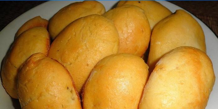 Færdiglavede cornmeal-patties på en tallerken