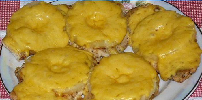 Bagt kyllingefilet med ananas og ost