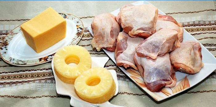 Kyllingelår, ananasskiver og ost